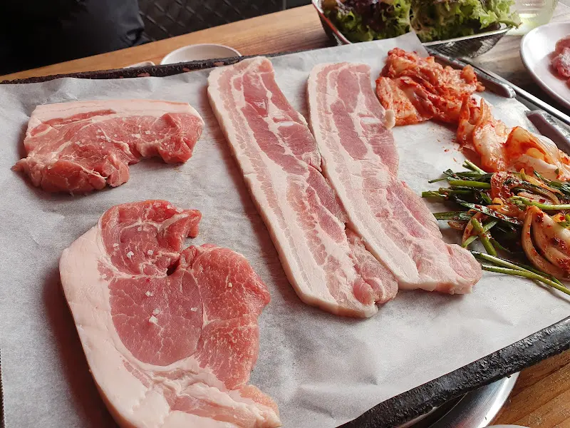 삼겹살과 김치, 부추가 익어가는 모습