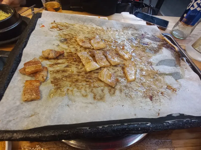 기름이 자글자글 끓는 불판