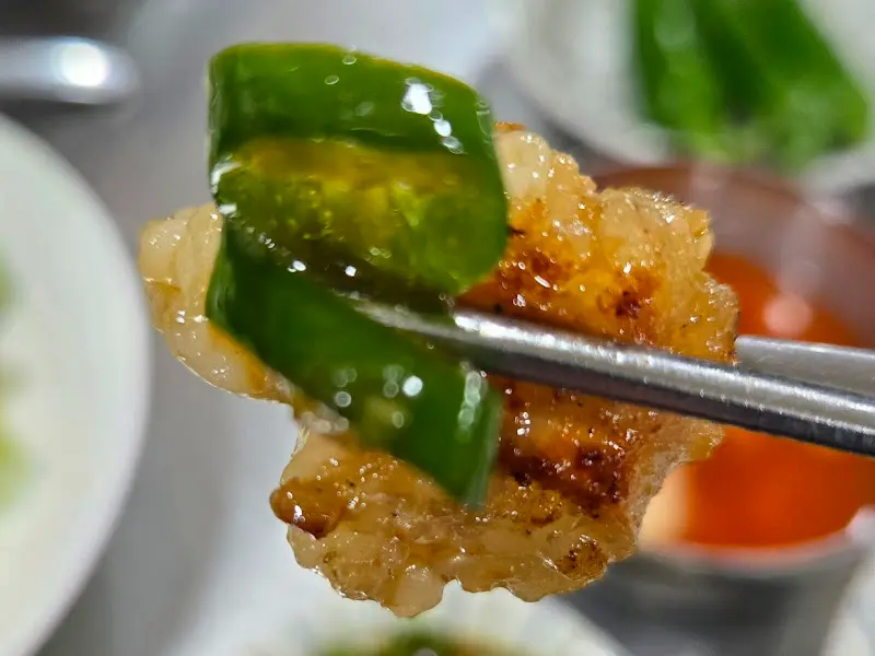 잘 구워진 곱창 한 점