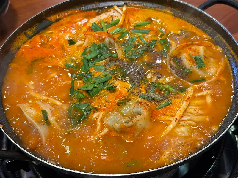 얼큰 닭한마리 칼국수