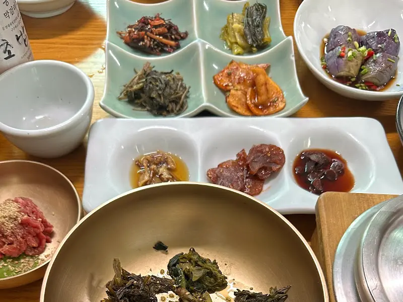 정갈하게 차려진 산채육회비빔밥 한 상