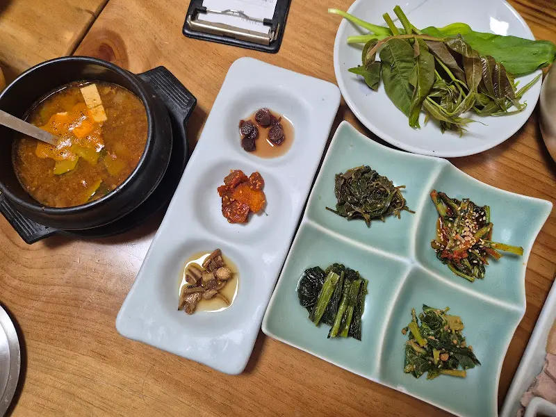 된장찌개와 나물 반찬