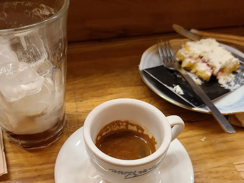 깔끔하게 비워진 커피잔