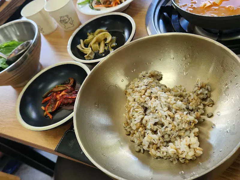 놋그릇에 담긴 보리밥