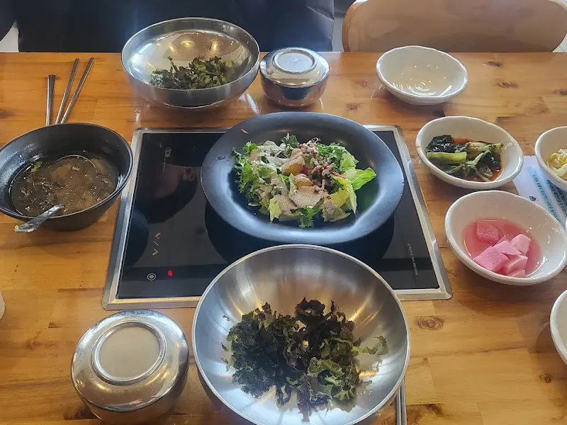 테이블 가득 차려진 쭈꾸미 세트