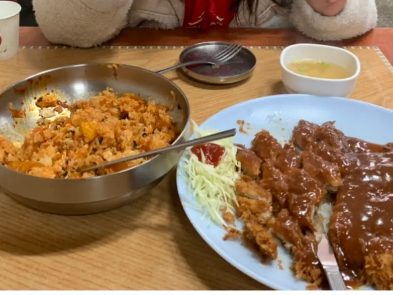 돈까스와 오징어덮밥의 환상적인 조합