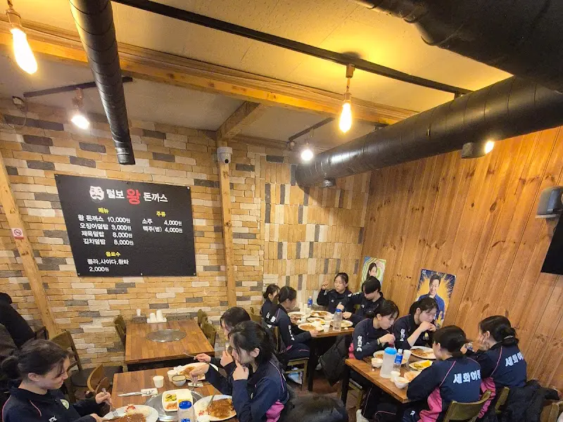 활기 넘치는 식당 내부