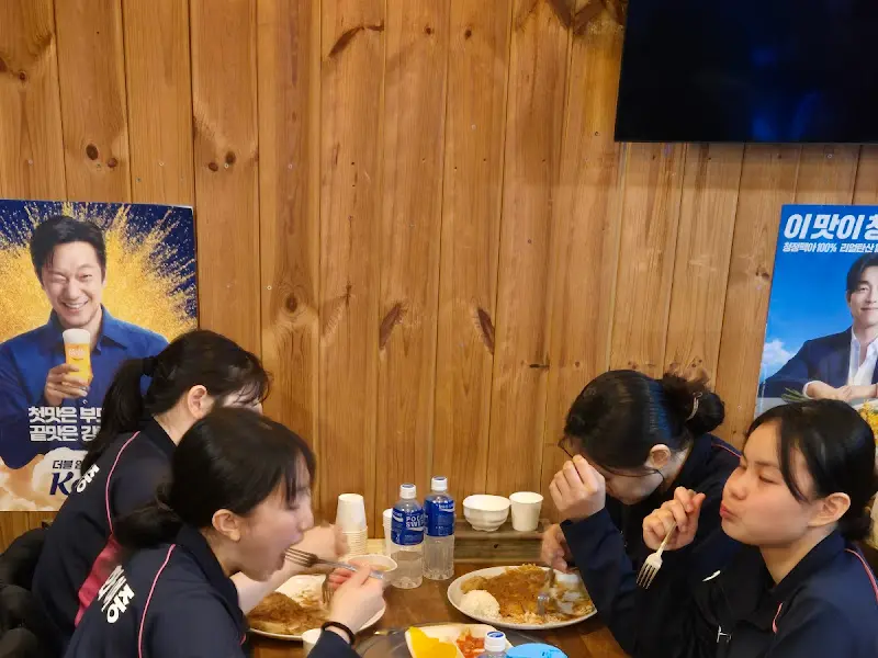 돈까스 맛에 푹 빠진 사람들