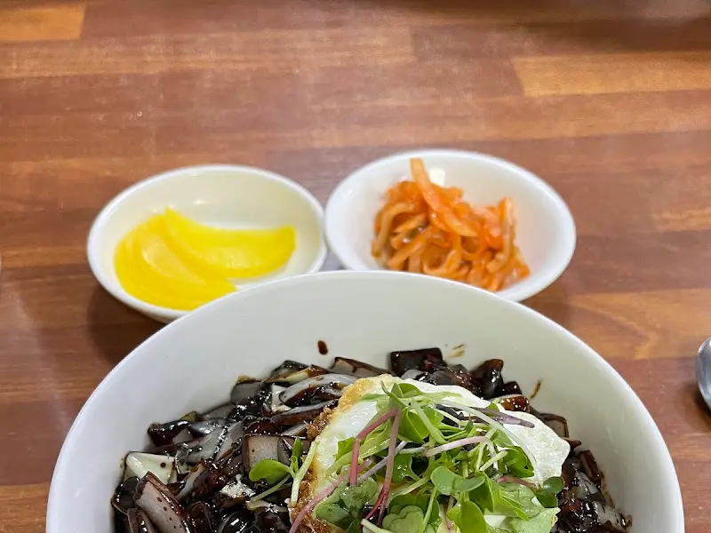 계란후라이가 올라간 짜장면