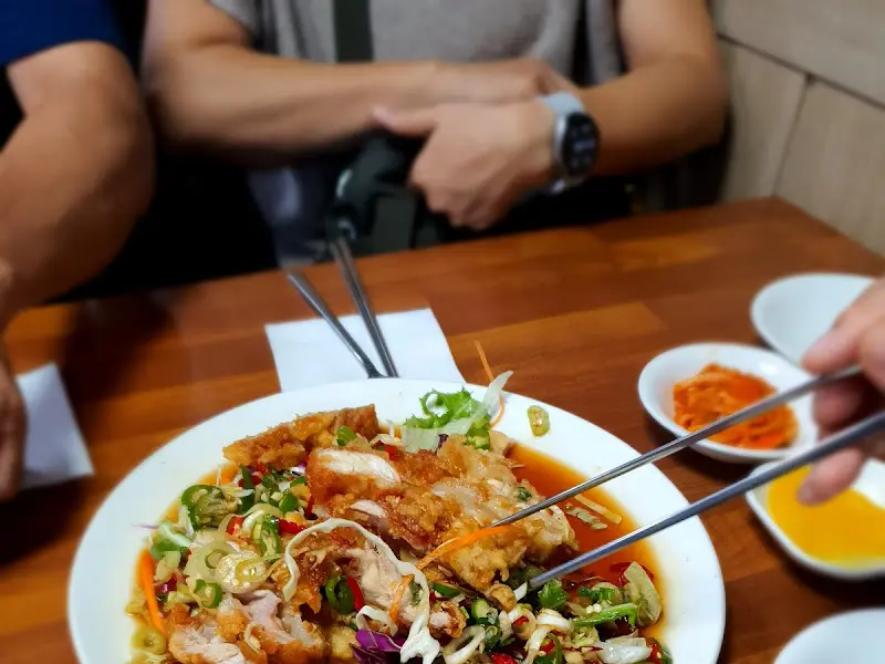 유린기를 먹는 모습