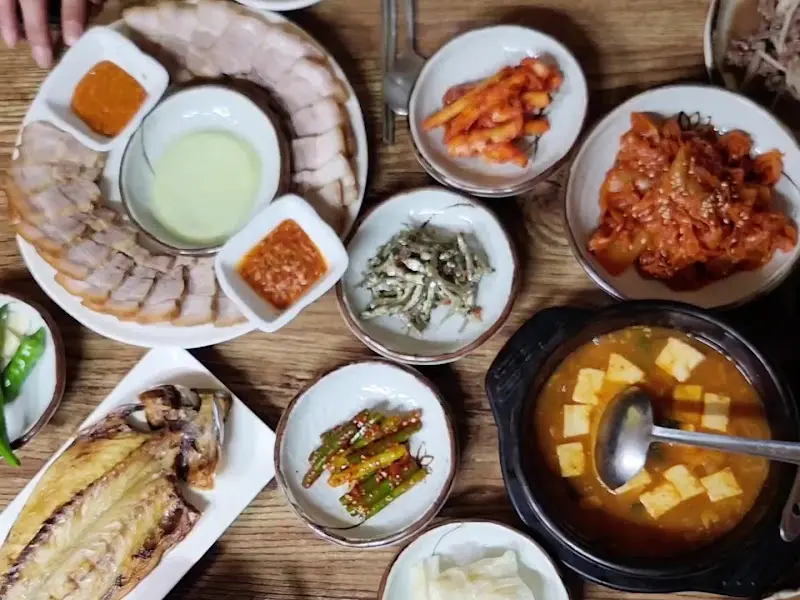 다채로운 반찬들