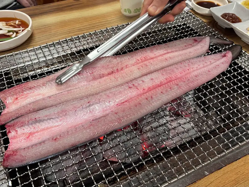 숯불 위에서 구워지는 장어