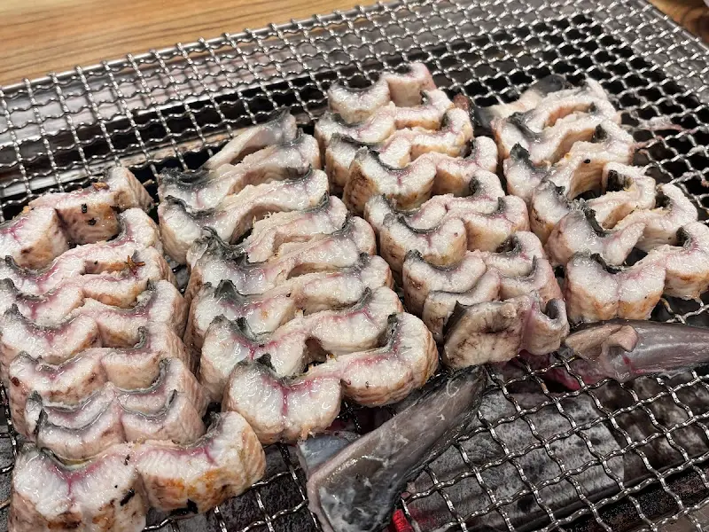 잘 구워진 장어 단면