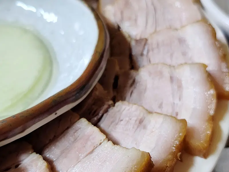 윤기가 흐르는 수육