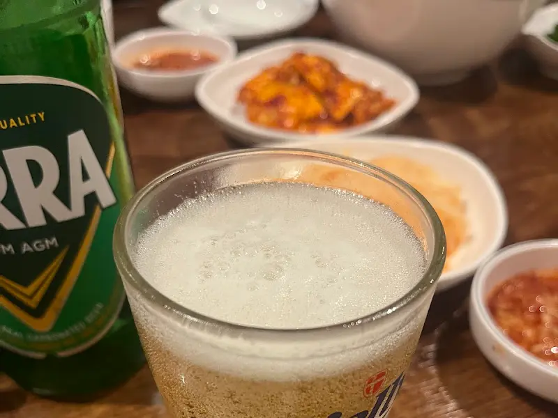 맥주와 함께 즐기는 족발 한 상 차림