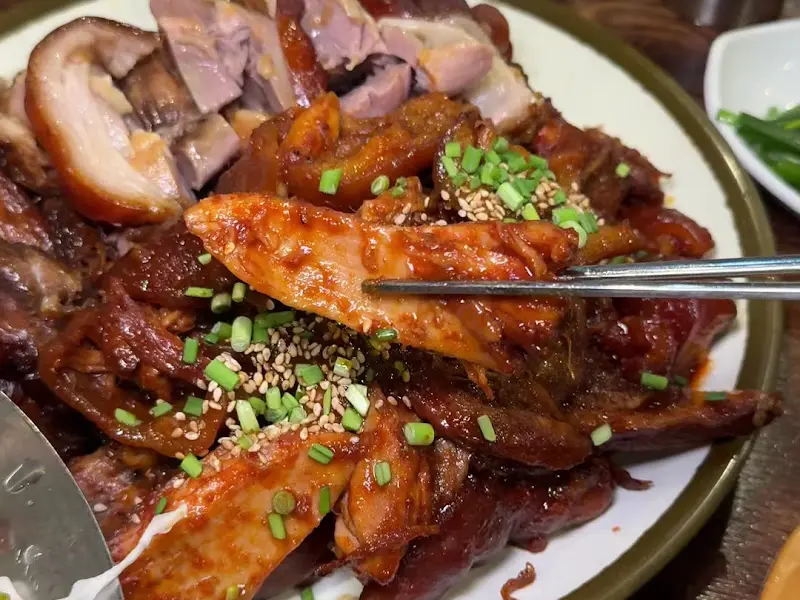 젓가락으로 족발을 들어올리는 모습