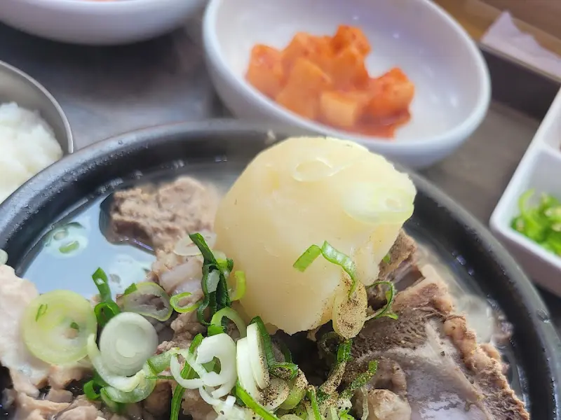 하얀 감자탕 비주얼