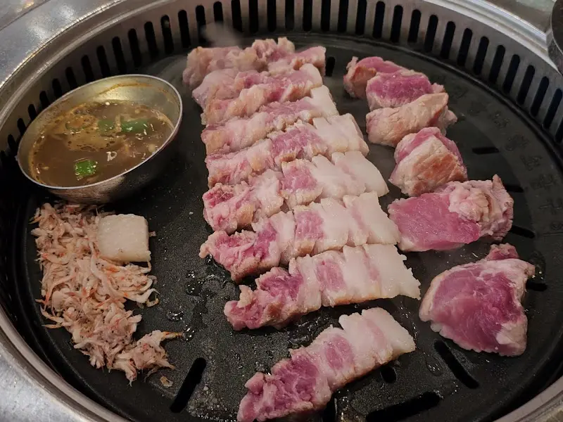 맛찬들 서면점의 구워지고 있는 삼겹살