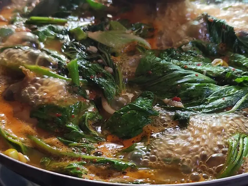 보글보글 끓는 아욱 복어탕