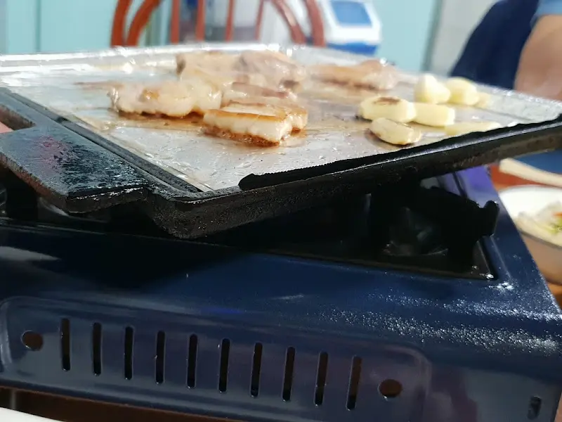 불판 위에서 익어가는 삼겹살