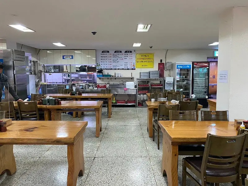 넓고 깔끔한 내부