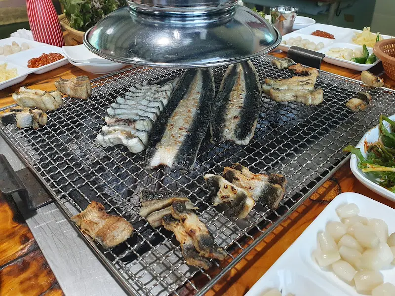 숯불 위에서 노릇하게 구워지고 있는 장어