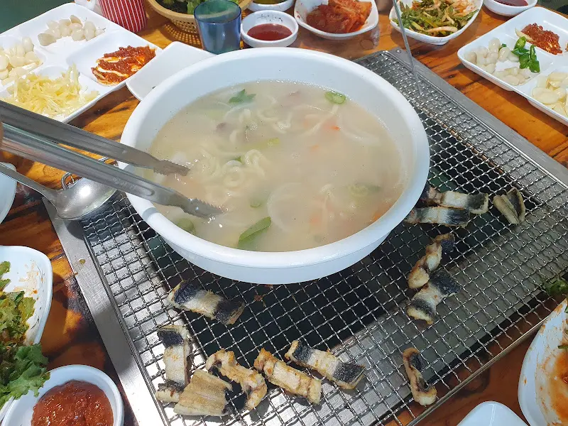 장어구이와 함께 놓인 바지락 칼국수