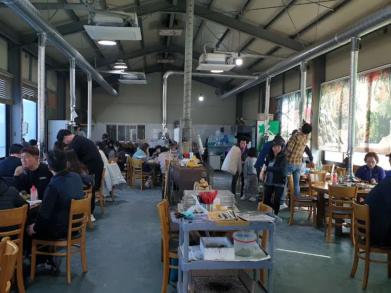 손님들로 가득 찬 식당 내부