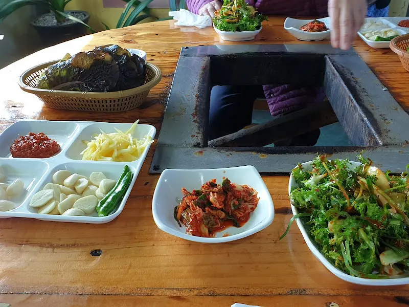 다양한 밑반찬과 함께 차려진 장어 한 상