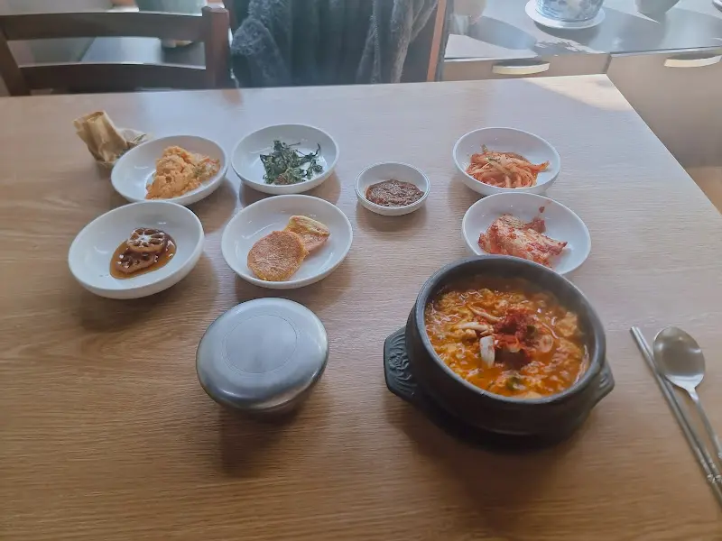 한 상 가득 차려진 모습