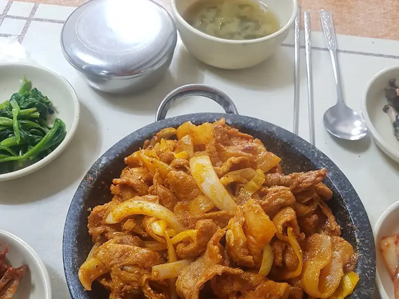 솥뚜껑에 담겨져 나오는 돼지주물럭