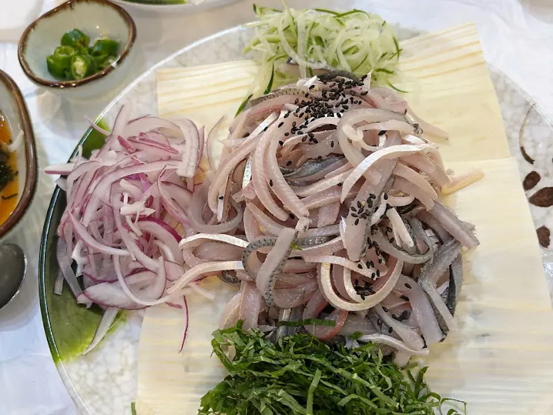 얇게 썰린 전어회