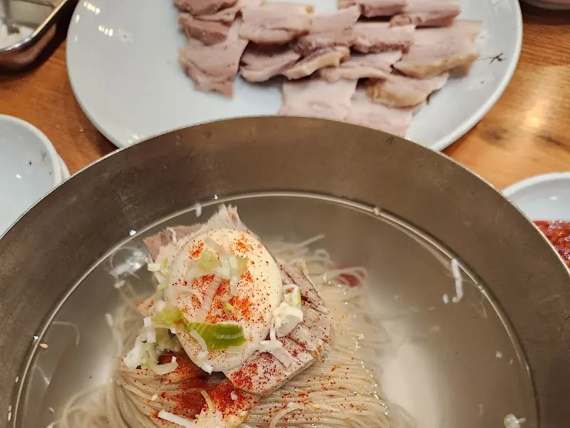 물냉면과 제육 한상차림