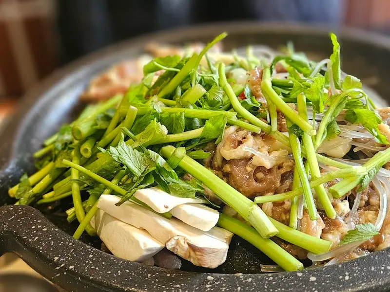 미나리와 함께 볶아진 오리 불고기