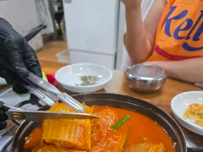 김치를 자르는 모습