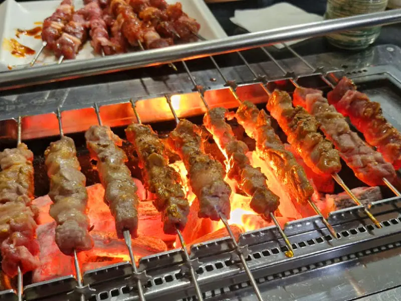 숯불 위에서 익어가는 양꼬치