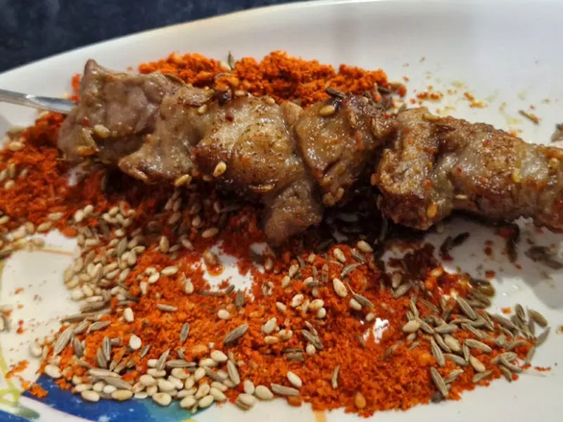 쯔란에 듬뿍 찍은 양꼬치