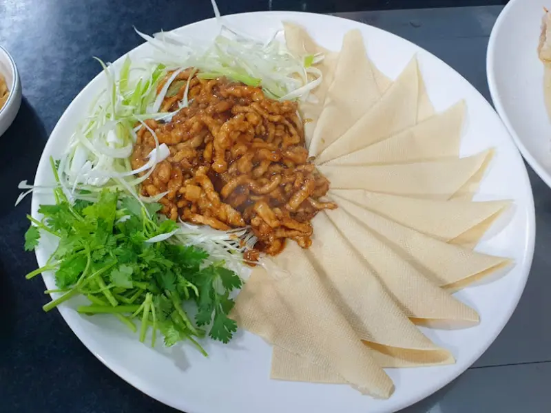 정갈하게 담겨 나온 경장육사