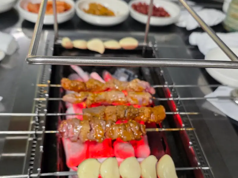 양꼬치와 함께 구워먹는 마늘