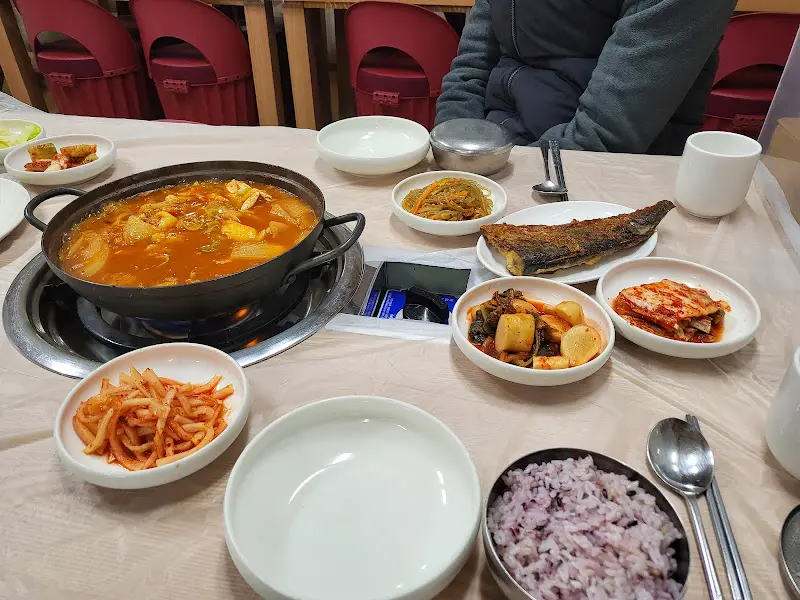 닭도리탕과 푸짐한 밑반찬 한 상 차림