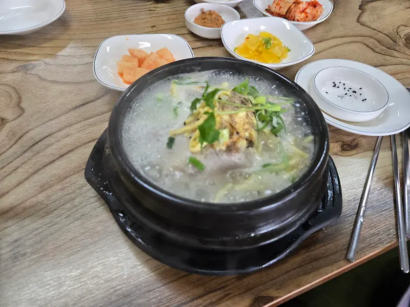 김이 모락모락 나는 한방삼계탕