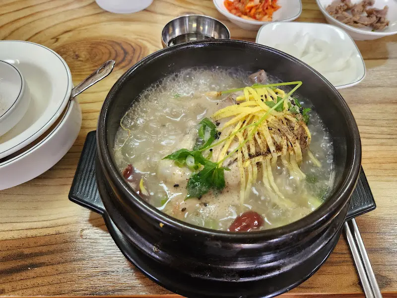 인삼과 대추가 들어간 삼계탕