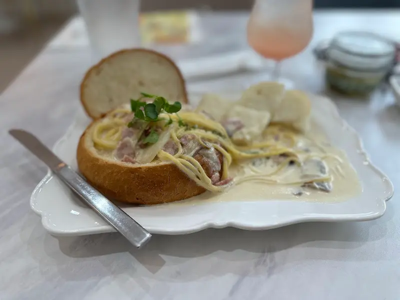 빵 속에 담긴 스파게티