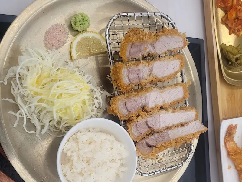 돈까스 정식과 곁들임 반찬