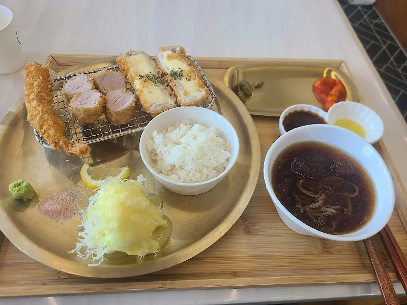 돈까스와 냉모밀, 곁들임 반찬