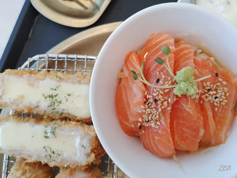 치즈 돈까스와 연어 덮밥