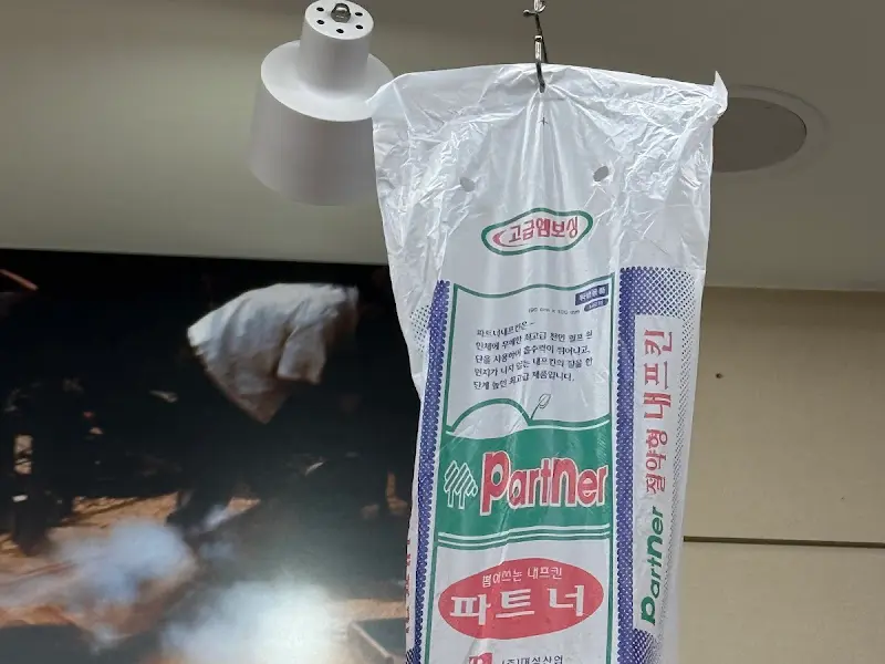 냅킨이 담긴 봉투가 천장에 매달려 있는 모습