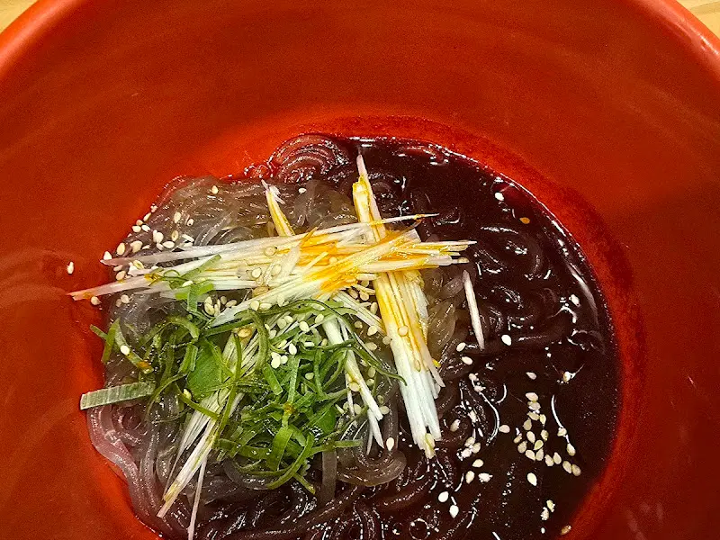 매콤달콤한 비빔당면의 모습