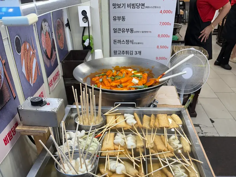 어묵, 떡볶이, 튀김 등이 진열되어 있는 모습