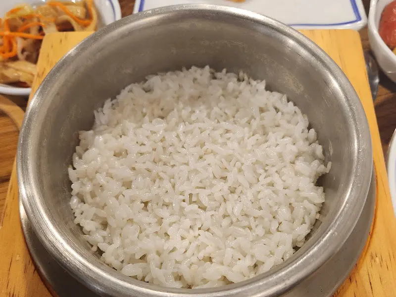 윤기가 흐르는 솥밥